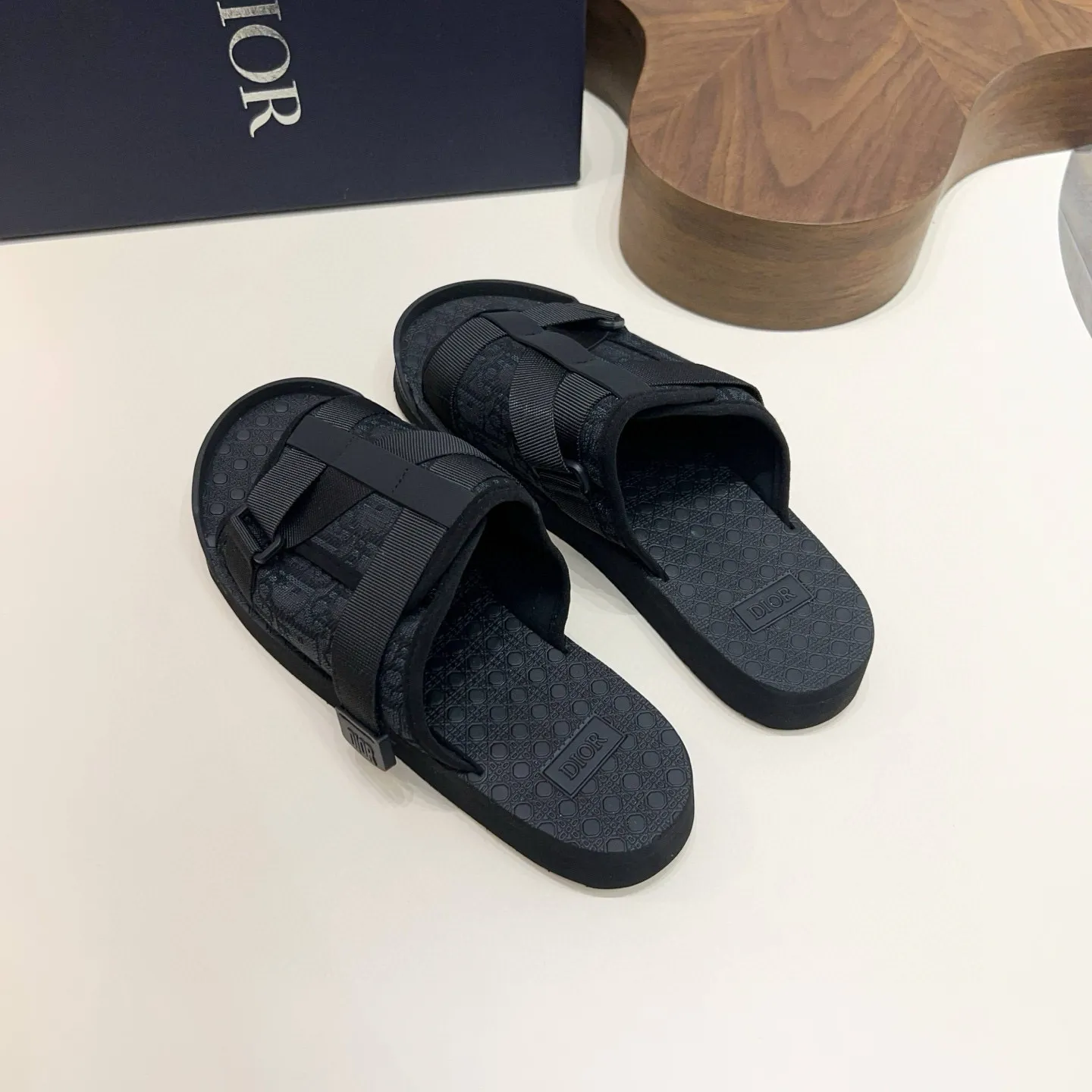 Factory price: 280💰Dior Alias ​​men's leather slippers. This Alias ​​sandal is a new summer product, showing a casual and elegant style. Carefully crafted from grained cow leather and Oblique printed fabric, with cowhide lining! Cross-strap design with metal-clad brass CD Diamond logo. The imported cowhide leather and rubber sole adds sophistication and comfort, while Oblique print-effect anti-slip panels add style. Size: 38-44 (45 customized)